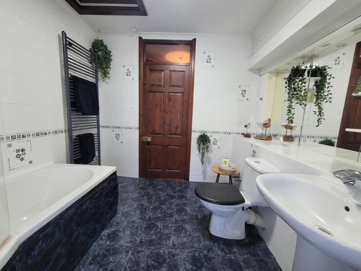 Farmhouse B&B Family Stay Or Romantic Break, On Our Smallholding Close To 나버스 외부 사진